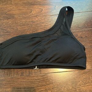 Asymmetrical bikini top